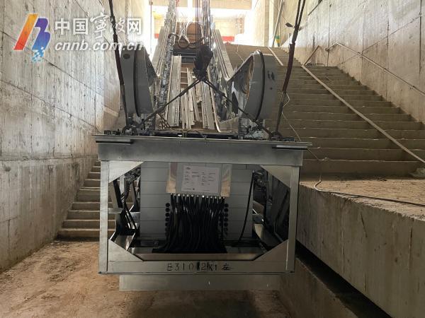 宏大电梯组装生产的自动扶梯正在宁波一新建地铁站安装.王博 林彬 摄