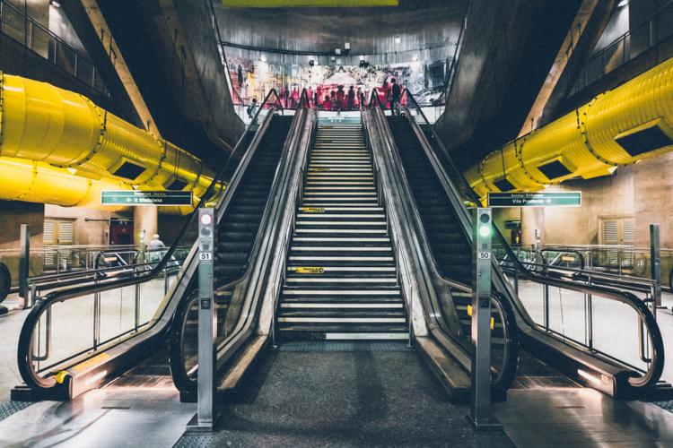 现代,终点站,自动扶梯,车站,钢材,铁路,隧道-海量高质量免版权图片
