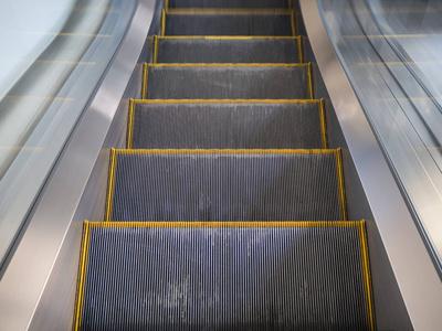 商场现代黄线自动扶梯照片