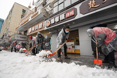 黄石港区财政局党员干部破冰除雪勇当先