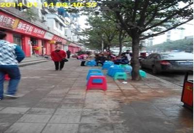城管人性执法 “面王”主动退出人行道--宜宾新闻网 -- 新闻频道