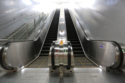 吴江“中国小莱茵河” 河道中的白富美与自动人行道生产